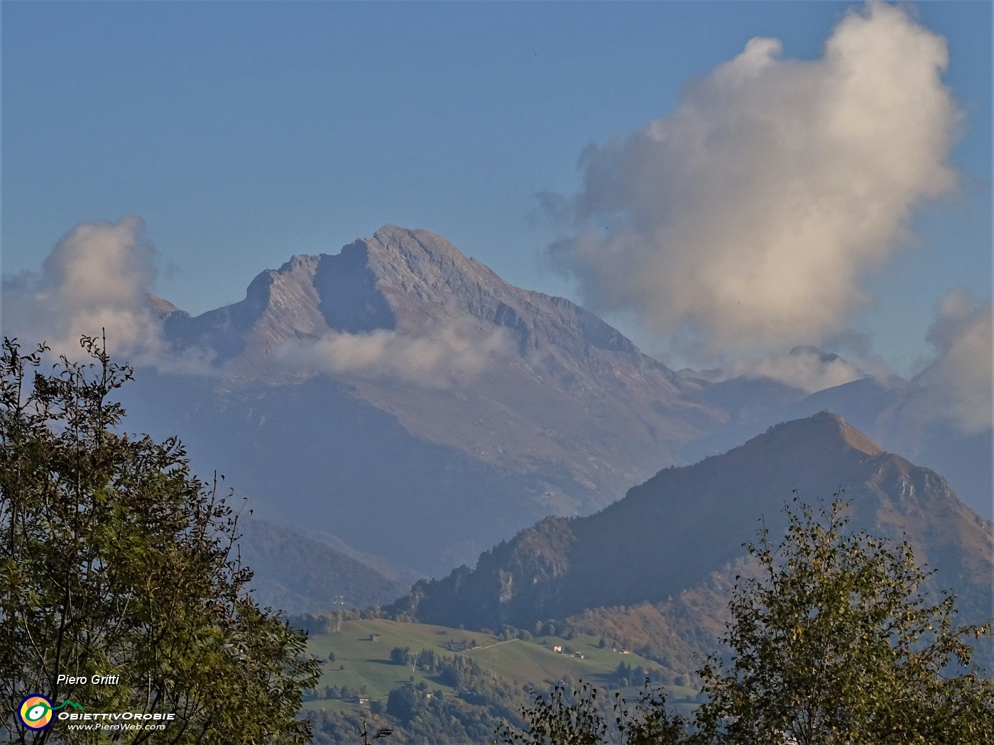 28 Zoom sul Pizzo Arera (2512 m).JPG